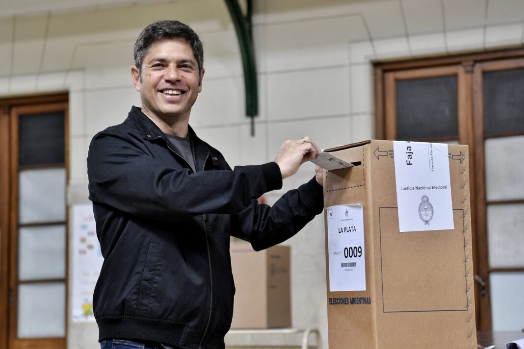 Kicillof Vota en La Plata: Mate, Selfies y Rumbo Político Axel Kicillof emitiendo su voto en La Plata, compartiendo un mate y saludando mientras vota en las elecciones.