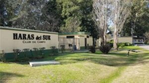 Tensión en un country de La Plata: un hombre golpeó a la pareja y se encerró con un bebé en un cuarto