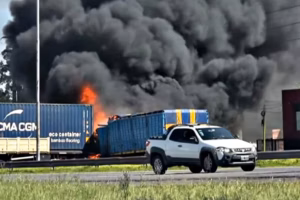 Brutal accidente e incendio en Campana: el choque entre dos camiones y dos autos provocó cinco muertes