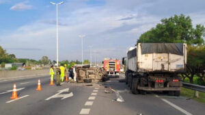 Moreno: dos muertos tras un violento choque entre una camioneta y un camión en el Acceso Oeste