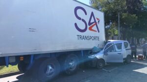 La Plata: una mujer se llevó puesto el tráiler de un camión, quedó atrapada entre los fierros y lograron rescatarla