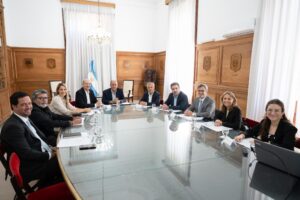 Mientras le arma un fuerte acto a Kicillof, la CGT envió al titular de la UOCRA al Consejo de Mayo de Milei