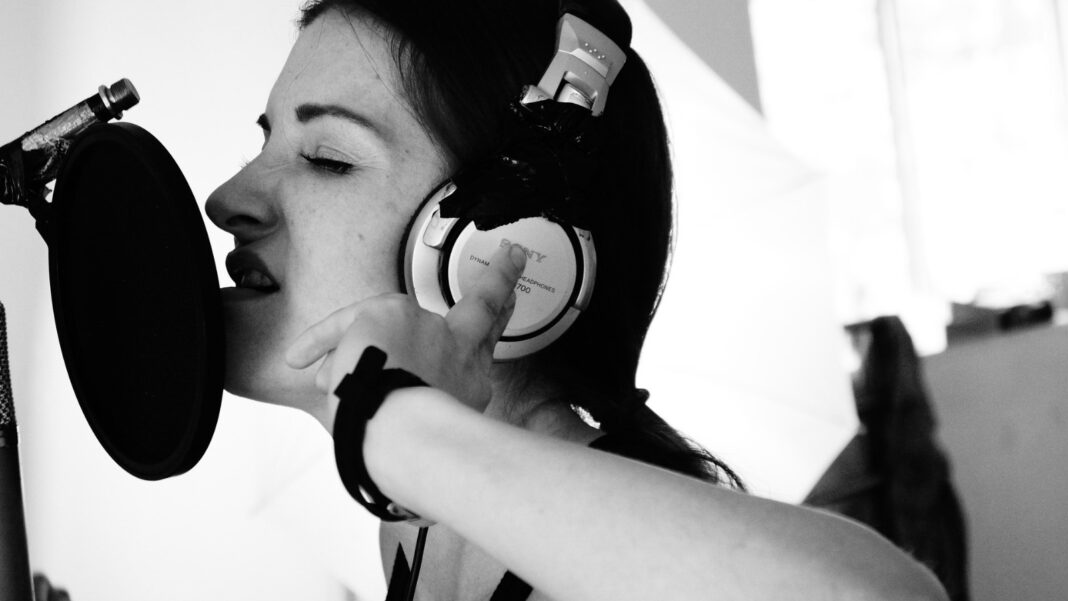 Artista independiente grabando voz en un estudio de música como parte de una convocatoria gratuita en La Plata.