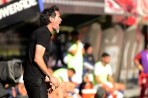Entre lágrimas, una hincha de Estudiantes le pidió a Domínguez su continuidad tras ganar el Clásico: “Ya es nuestro”