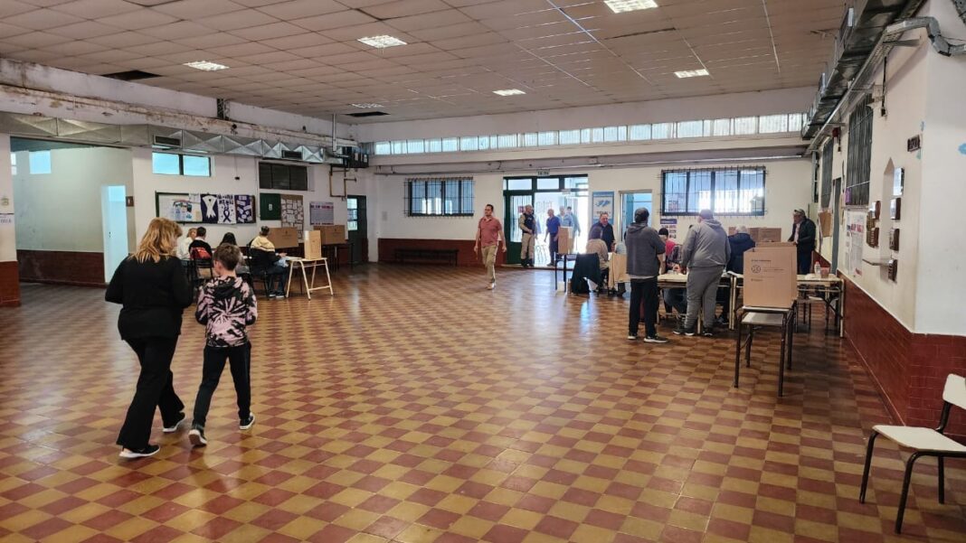 Jornada electoral en Baradero – Elecciones 2025 Ciudadanos votando en una escuela de Baradero durante las Elecciones 2025 en Argentina