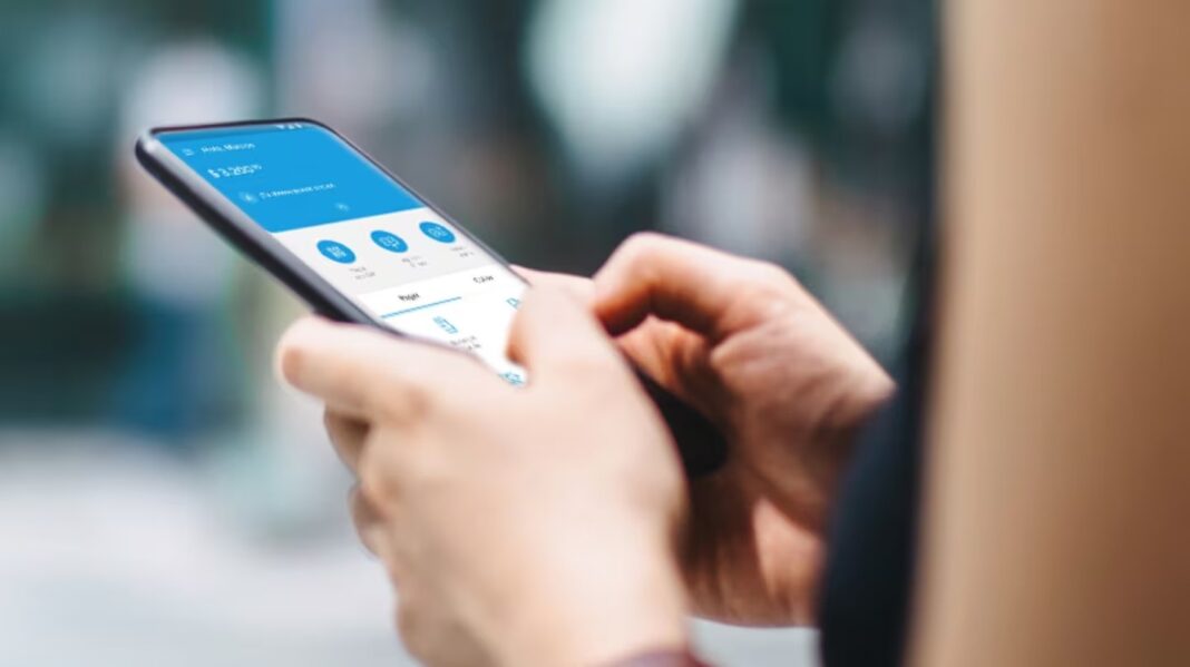 Persona usando un smartphone con una app de pago que presenta una falla global afectando a Mercado Pago, Naranja X y Ualá, entre otras.