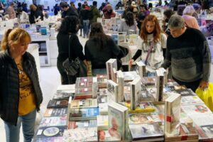 La Feria del Libro cumple 50 años: tres escritoras argentinas abrirán una edición histórica en La Rural