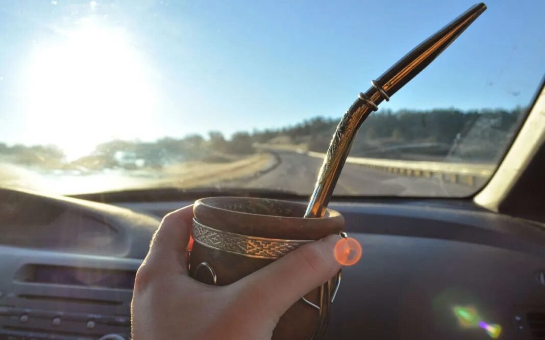 Mate y ruta al sol, símbolo del descanso y las escapadas del último fin de semana XL del año en Argentina.