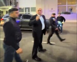 Sacado, Guillermo Francos se insultó con un vecino y expuso el delicado momento del Gobierno