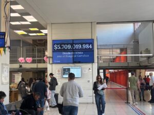 Hospital Garrahan: pusieron una pantalla gigante en la sala de espera para escrachar al IOMA
