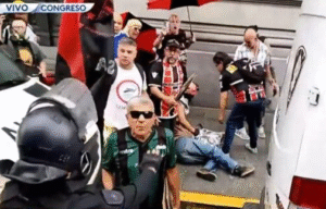El jubilado que fue agredido por la policía en la marcha sufrió una fractura: “Se han ensañado con los viejos”