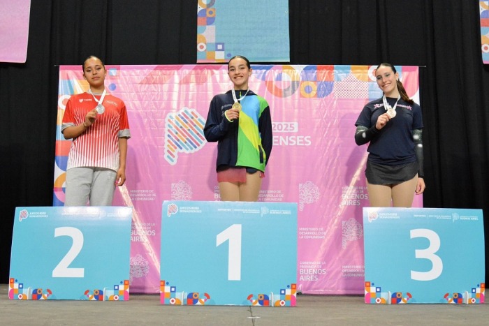 Podio de los Juegos Bonaerenses 2025 con las tres ganadoras; General Pueyrredón se consagró campeón