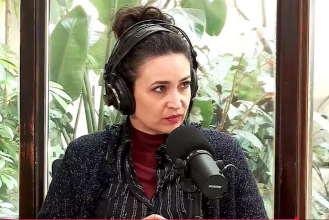 Julia Mengolini y la Fuerte Reacción a sus Duras Palabras sobre Tenistas Julia Mengolini hablando en un micrófono, autora de las polémicas declaraciones sobre la inteligencia de los tenistas.