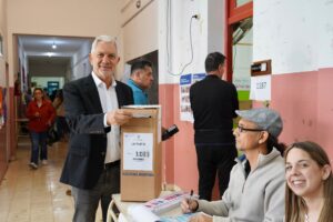 Julio Alak votó en La Plata y destacó “la campaña limpia” en la ciudad