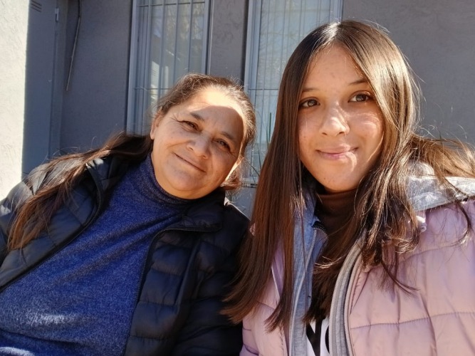 Lucía y su hija Luján sonríen después de que una mamografía le salvara la vida a Lucía.