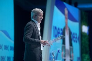 El gobierno de Milei enciende la “motosierra profunda”: Promete a los empresarios ir por las reformas laboral y tributaria