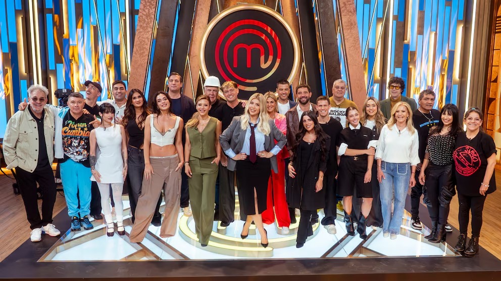 El elenco completo de MasterChef Celebrity 2025 posando junto a Wanda Nara en el set del programa de Telefe