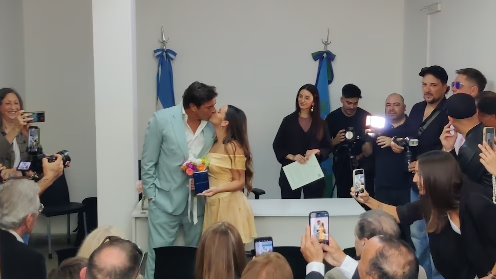 Matías Alé y su novia besándose tras casarse en Mar del Plata