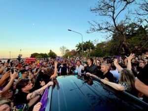 Tras ser echado de Santa Fe, Milei volvió a enfrentar protestas en Entre Ríos bajo un fuerte operativo de seguridad