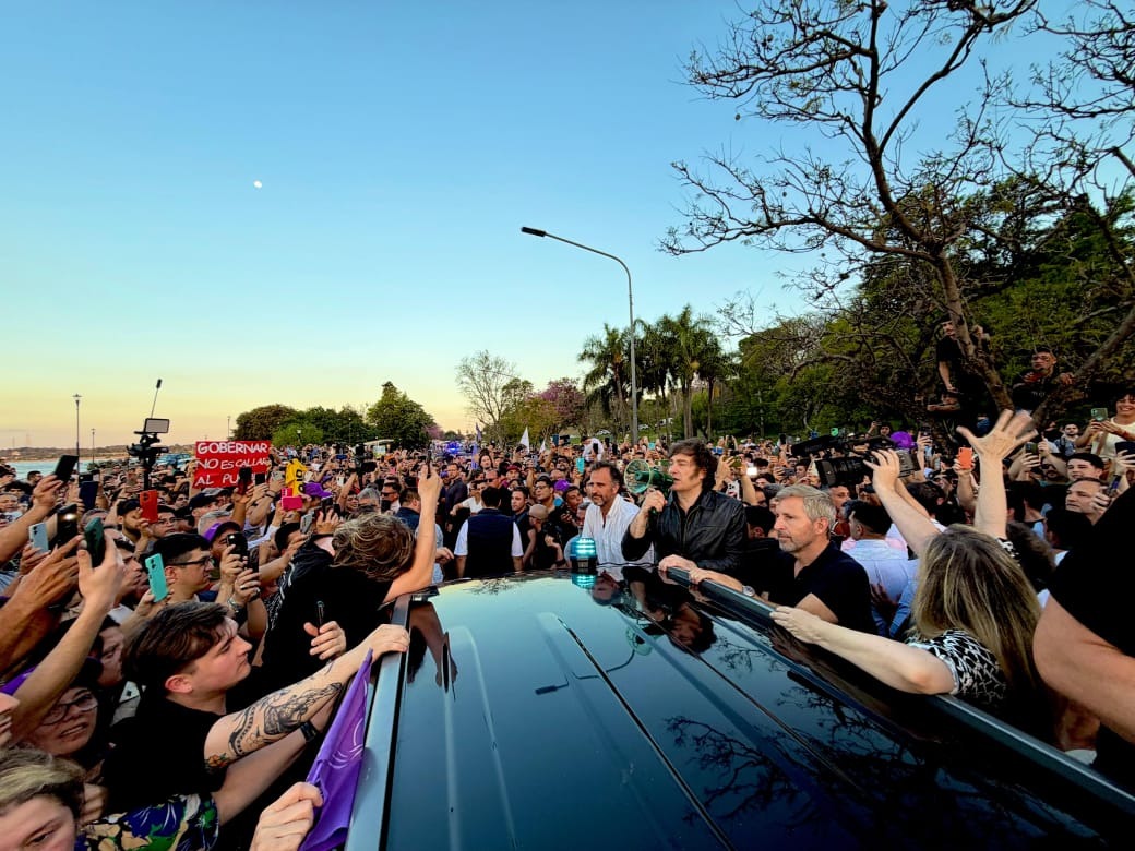 Javier Milei saluda a militantes durante un acto en la costanera de Paraná, Entre Ríos, en su visita presidencial de octubre de 2025.