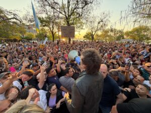 Javier Milei vuelve de Estados Unidos con una mochila pesada y encara el tramo final de la campaña con tres actos en la Provincia