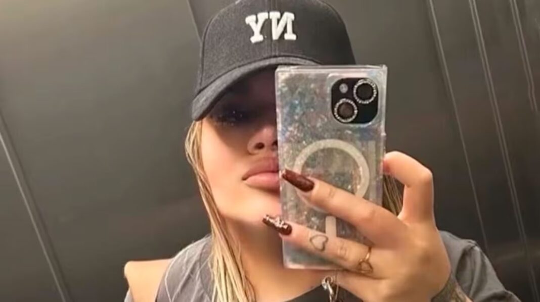 Morena Rial con gorra negra y celular, selfie frente al espejo