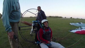 Llevan casi 30 años enseñando a volar y sufrieron el robo de parapentes y motores: ofrecen una millonaria recompensa para recuperarlos