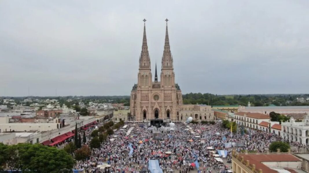 Multitud de fieles reunidos frente a la Basílica de Luján durante la peregrinación 2025.