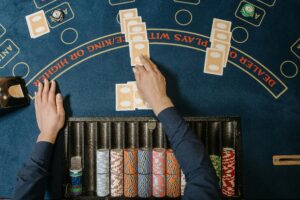 Guía práctica: cómo se juega al blackjack en la era digital
