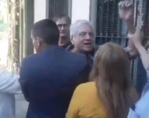 Video: Militante libertario golpeó a mujer durante una visita de campaña de Santilli en Quilmes