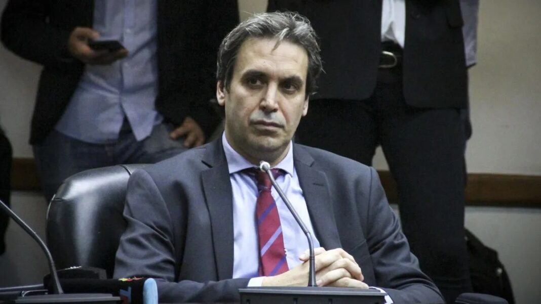 Ramos Padilla durante una audiencia, frente al micrófono, en el marco de las elecciones del 26 de octubre