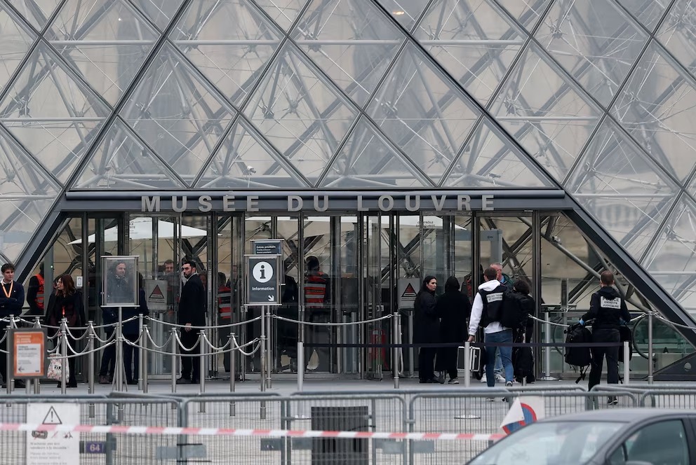 Fachada del Museo del Louvre con visitantes, tras el millonario robo de joyas de Napoleón y la emperatriz Eugenia