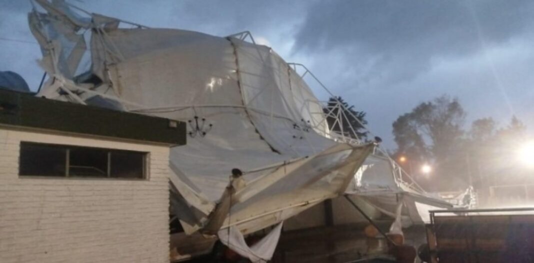 carpa destruida volada por vientos fuertes en la Sociedad Rural de Olavarría