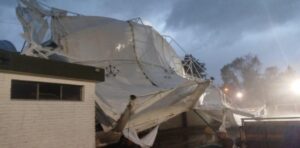 Temporal en Olavarría: vientos de casi 90 km/h destruyeron la carpa de la Sociedad Rural y causaron graves daños