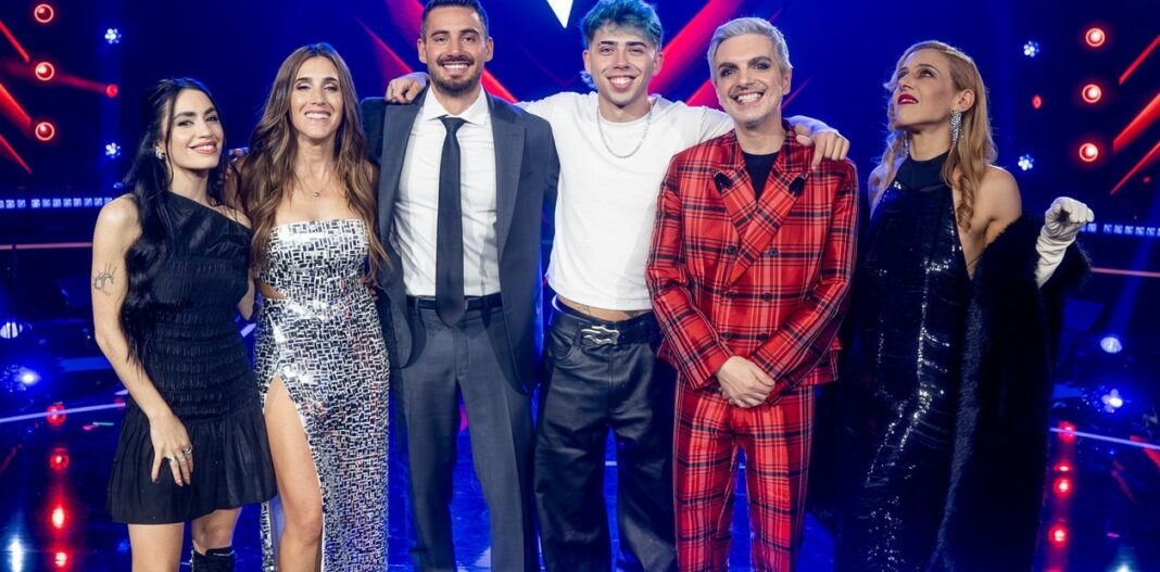 Finalistas y jurados de La Voz Argentina 2025 posan en el escenario antes de la gran final.