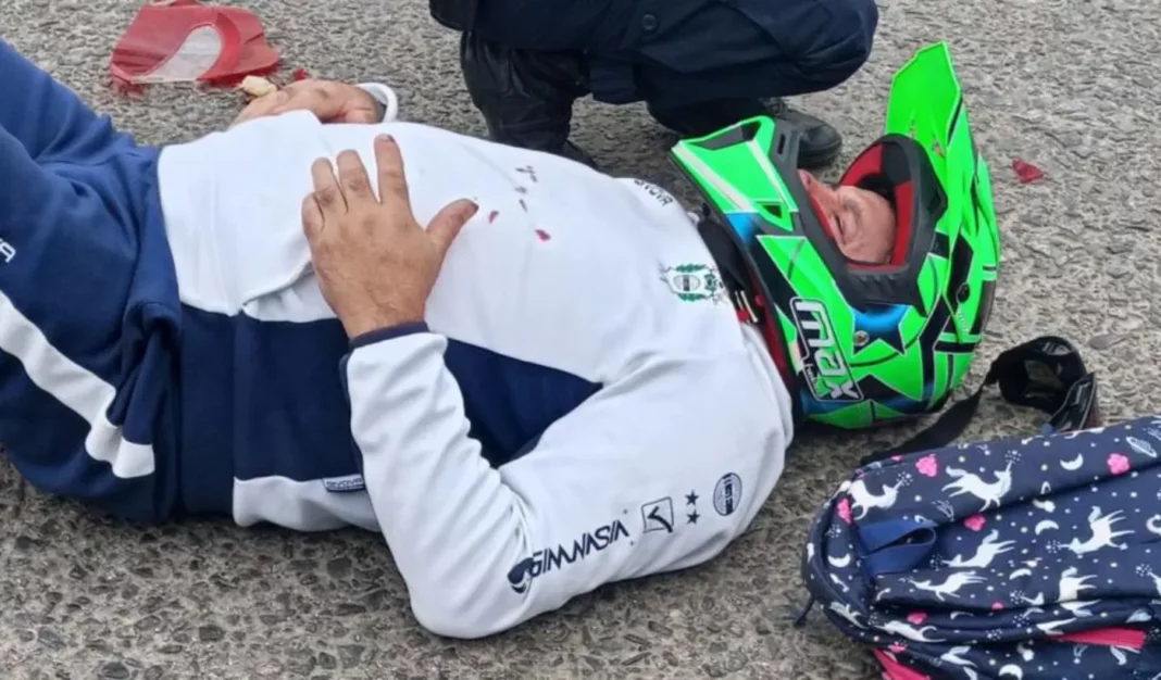 Video: el jefe de la barra de Gimnasia Cristian Camilleri se accidentó en La Plata tras chocar contra un auto - Image 2