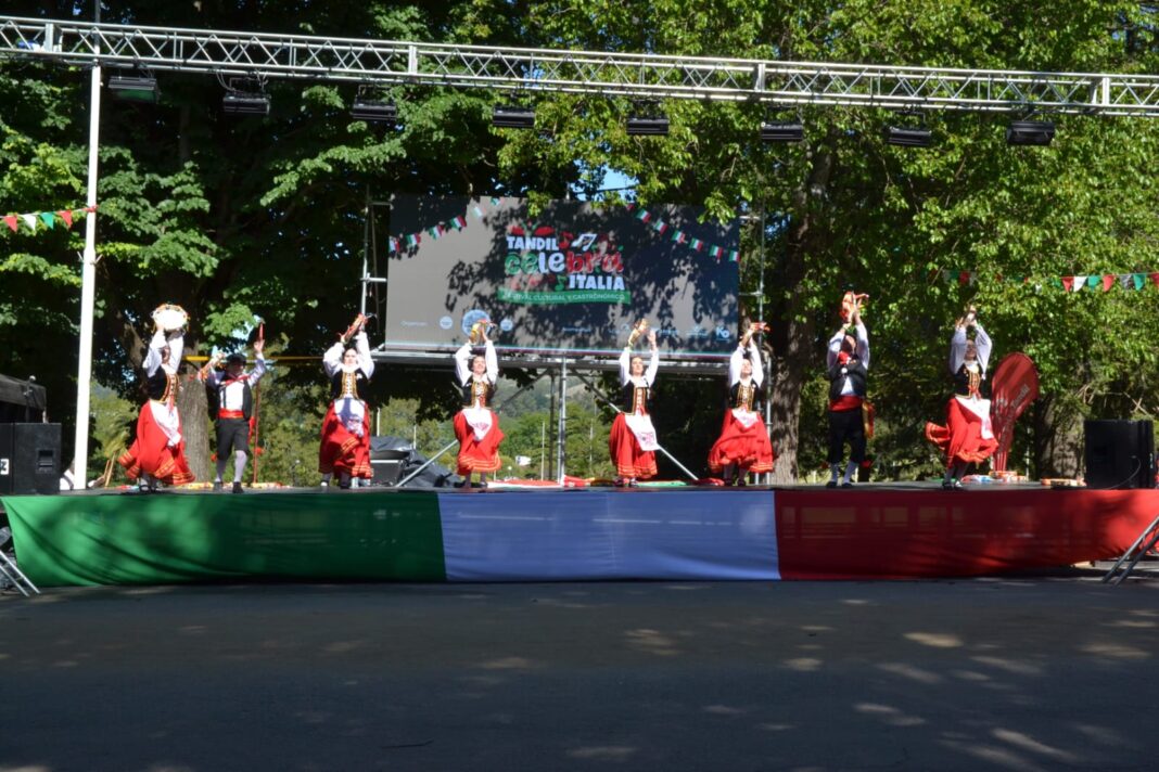 Ballet Sicilia Bedda del Círculo Siciliano de La Plata actuando en el escenario del festival 