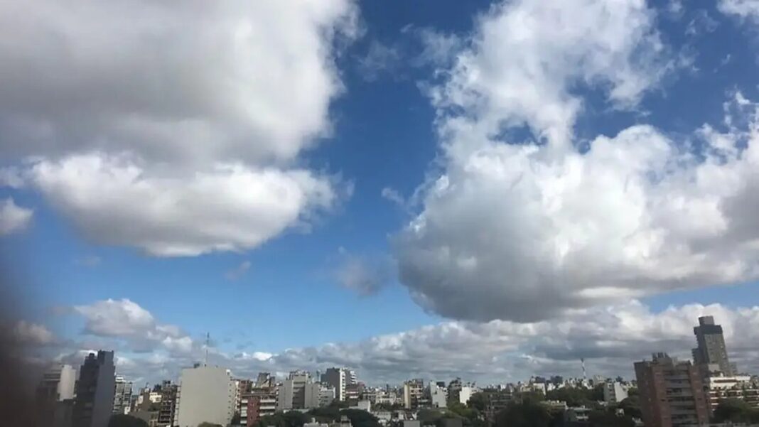 Cielo parcialmente nublado sobre la ciudad de Buenos Aires en un día de noviembre.