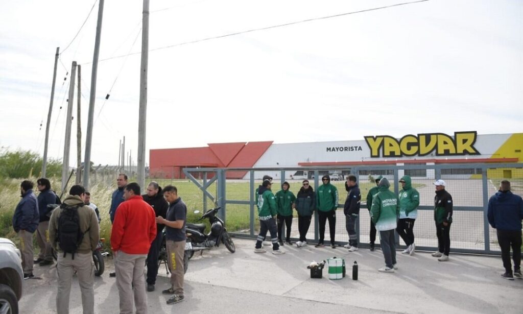 Trabajadores frente al mayorista Yaguar cerrado en Bahía Blanca durante un conflicto por despidos y crisis industrial en noviembre.
