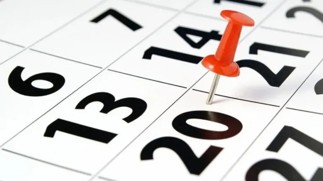 Primer plano de un calendario con un alfiler rojo marcando la fecha 21 de noviembre, indicando la consulta sobre si es feriado o día no laborable.