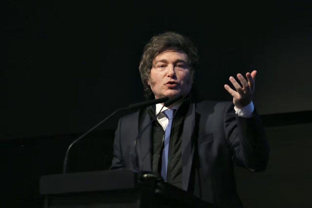 Presidente Javier Milei hablando en un foro empresarial en Miami.