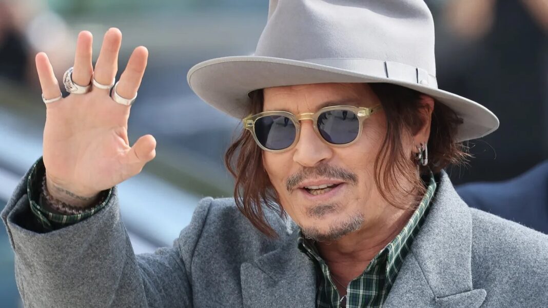 Johnny Depp con sombrero y anillos saludando a sus fans desde el Palacio Municipal de La Plata.