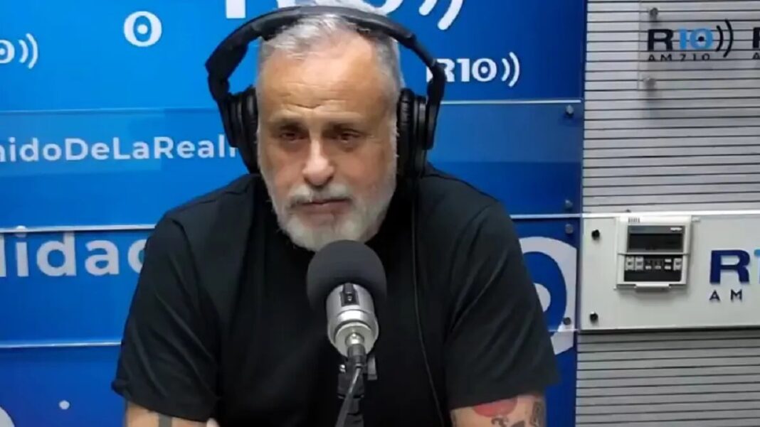 Jorge Rial anunciando su renuncia en vivo en el estudio de Argenzuela con micrófono