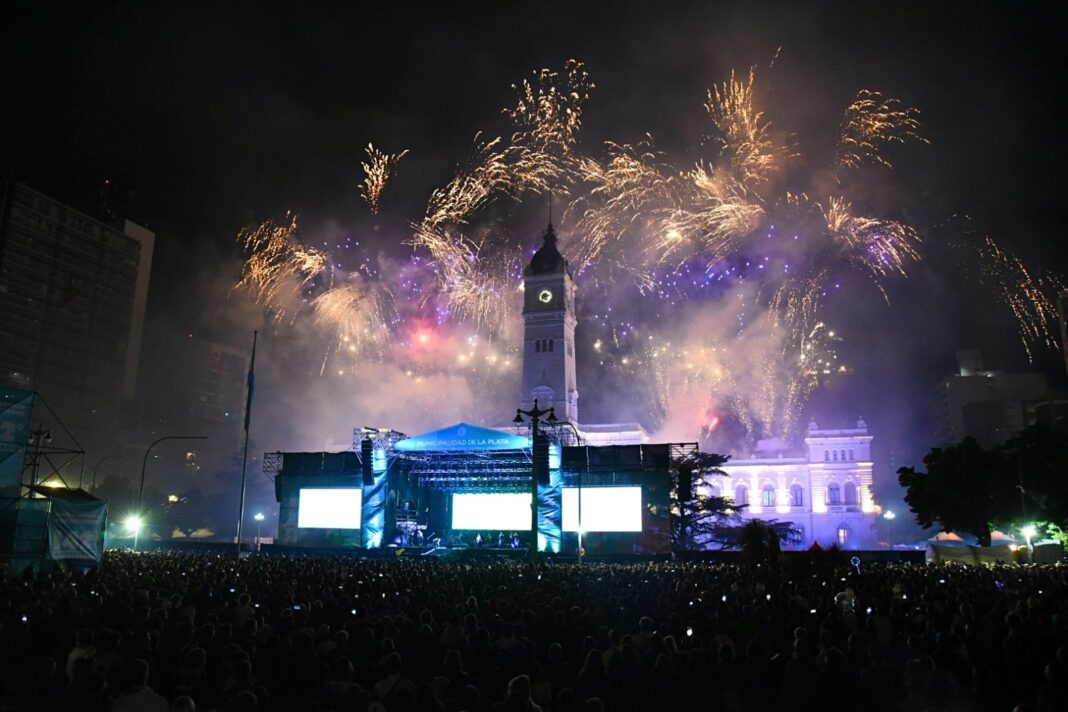 Festejos por el 143 aniversario de La Plata en Plaza Moreno, con fuegos artificiales y público frente al Palacio Municipal.