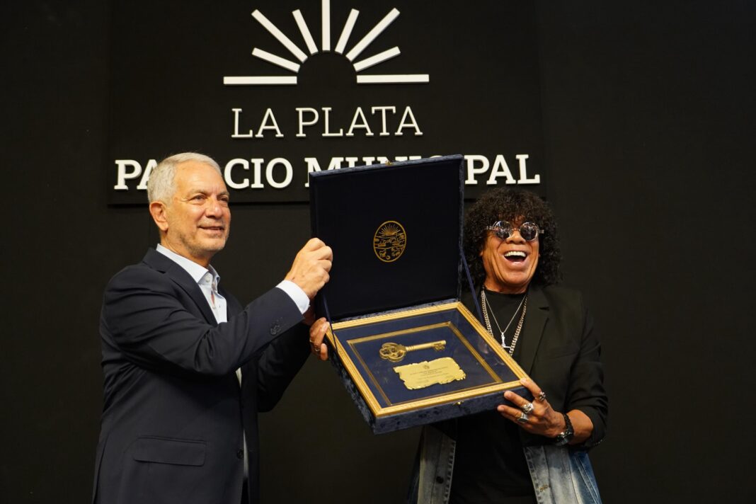 La Mona Jiménez recibe la llave de la ciudad de Julio Alak en el Salón Dorado de La Plata.