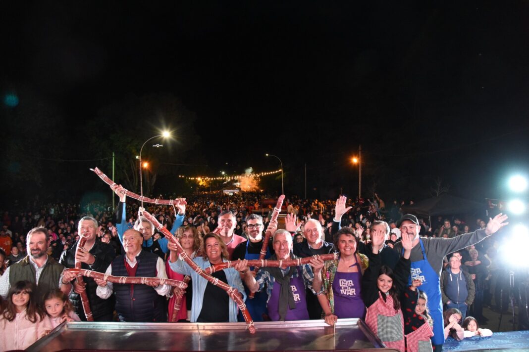 Autoridades y productores de Tandil celebran el récord mundial con el salame más largo del mundo, de 487 metros, durante el Festival Chacinar 2025