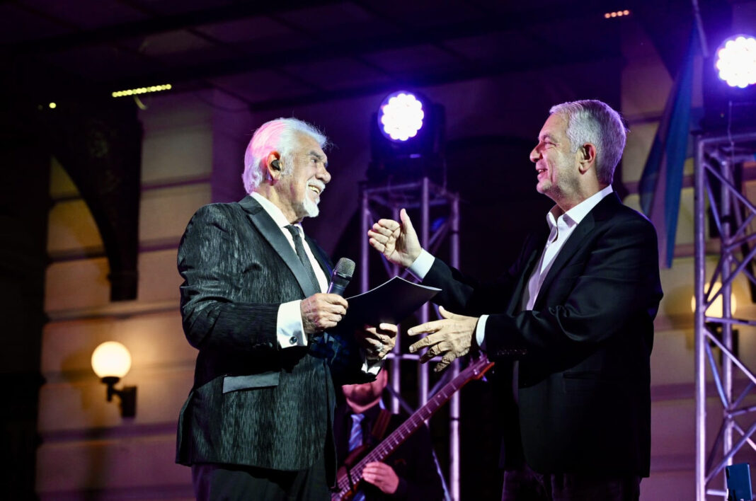 Julio Alak y Raúl Lavié en el escenario durante el cierre de la Semana de la Música en La Plata.