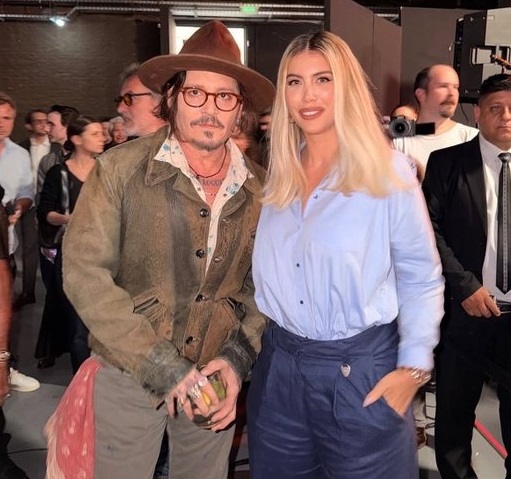 Johnny Depp y Wanda Nara posando juntos en un evento, en el encuentro que generó rumores virales.