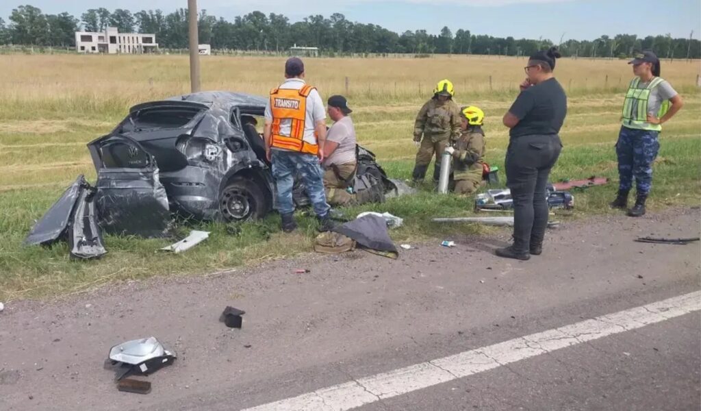 Auto destruido tras un choque en Ruta 3 y trabajo de bomberos y personal de tránsito en la escena del accidente en Cañuelas.