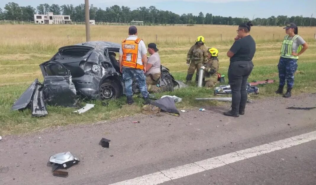 Auto destruido tras un choque en Ruta 3 y trabajo de bomberos y personal de tránsito en la escena del accidente en Cañuelas.